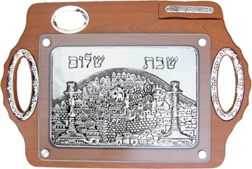 תמונה של מגש לחלה מעץ מייפל עם תבליט וסכין "ירושלים העתיקה"