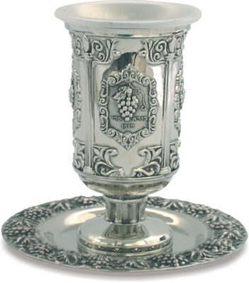 תמונה של גביע קידוש ותחתית מניקל מעוטר "גפן"