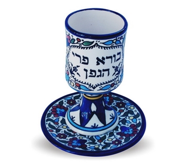 תמונה של גביע קידוש ותחתית מקרמיקה בסגנון ארמני