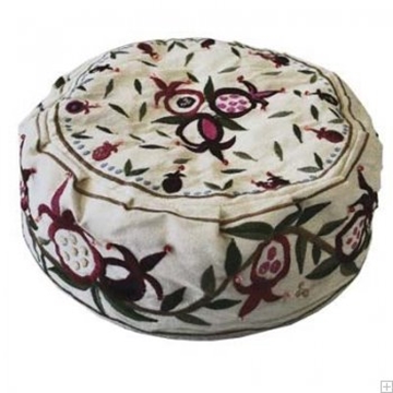תמונה של כובע רקום בעבודת יד "רימונים" (לבן) - יאיר עמנואל