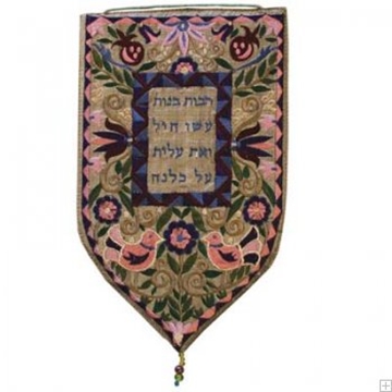 תמונה של שטיח קיר מגן גדול "בנות חיל" (זהב) - יאיר עמנואל