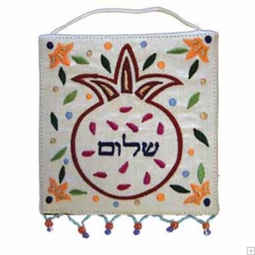 תמונה של קישוט קיר ממשי רקום "רימונים - שלום" (לבן - עברית) - יאיר עמנואל