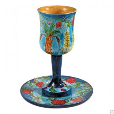 תמונה של גביע קידוש מעץ עם תחתית "שבעת המינים" - יאיר עמנואל