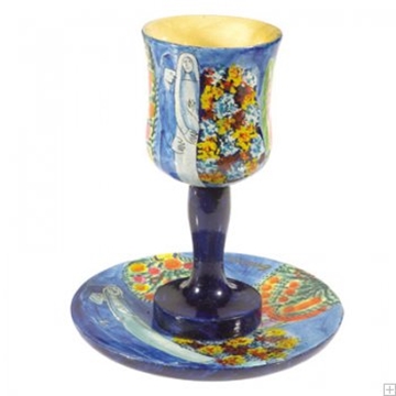 תמונה של גביע קידוש קטן מעץ עם תחתית "דמויות" - יאיר עמנואל