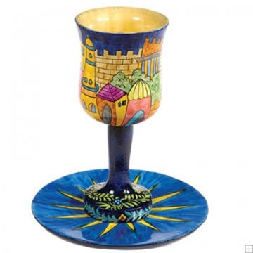 תמונה של גביע קידוש קטן מעץ עם תחתית "מגדל דוד" - יאיר עמנואל