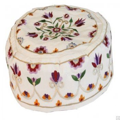 תמונה של כובע רקום בעבודת יד "פרחים" (לבן) - יאיר עמנואל