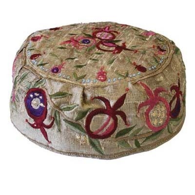תמונה של כובע רקום בעבודת יד "רימונים" (זהב) - יאיר עמנואל