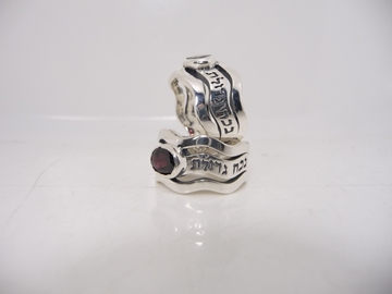 תמונה של טבעת כסף גלית רחבה עם הכיתוב "אנא בכוח" בשיבוץ גרנט