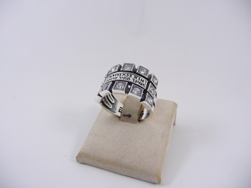 תמונה של טבעת כסף עם שיבוצי זירקון והכיתוב "אנא בכוח"