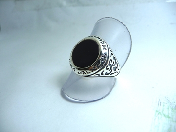 תמונה של טבעת כסף עם פיתוחים בצדדים ושיבוץ אבן אוניקס