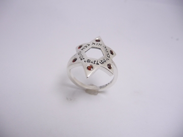 תמונה של טבעת כסף מגן דוד בשיבוץ זירקונים עם הכיתוב "אנא בכוח"