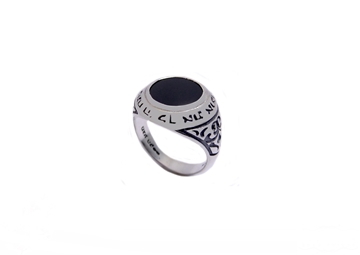 תמונה של טבעת כסף בשיבוץ אוניקס עם הכיתוב "יפתח לך ה' את אוצרו" בשילוב עיטורים בצדדים